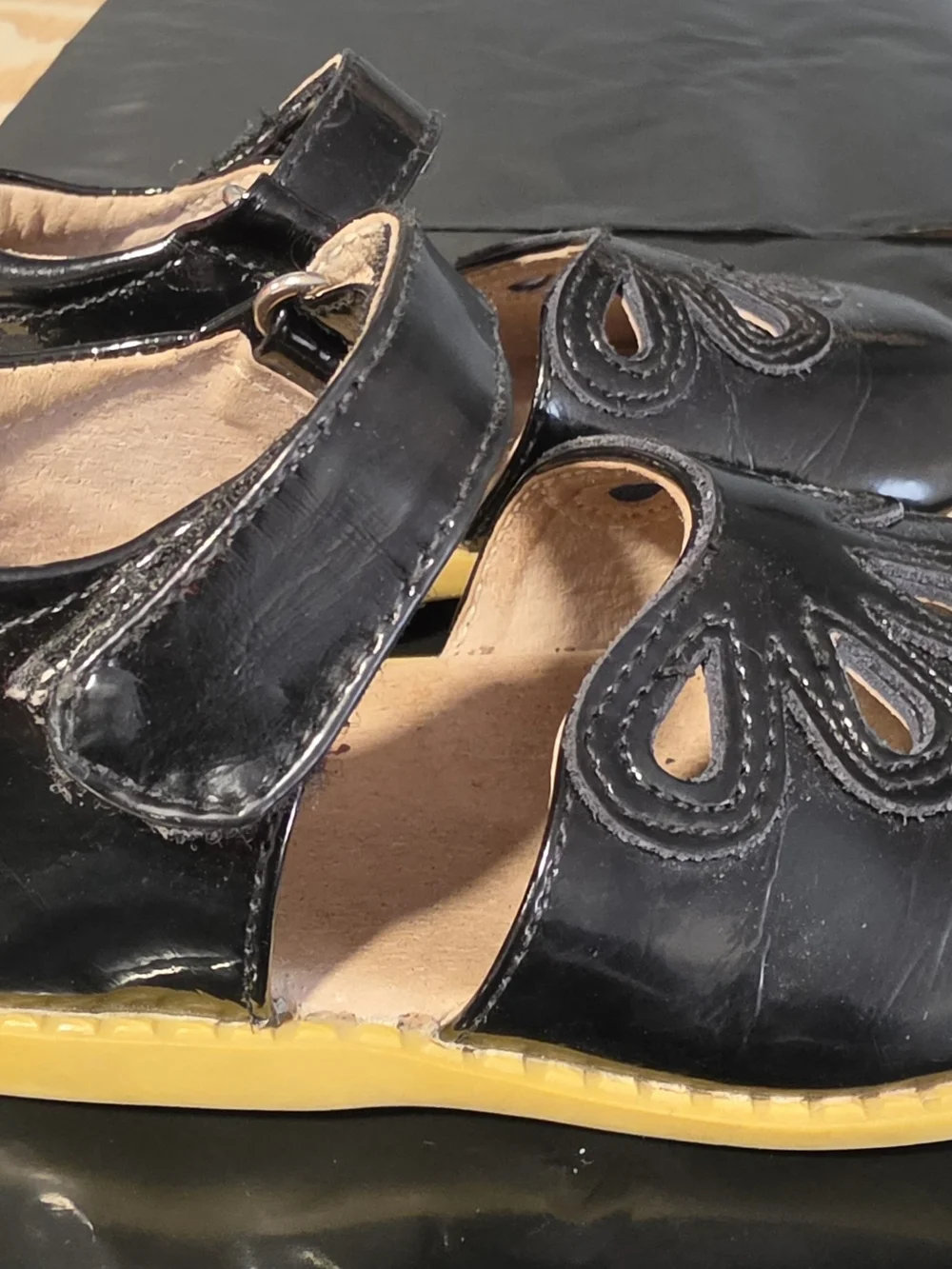 Livie & Luca Black Patent Leather Floral Cutout Mary Jane Shoes Girl's Size 7